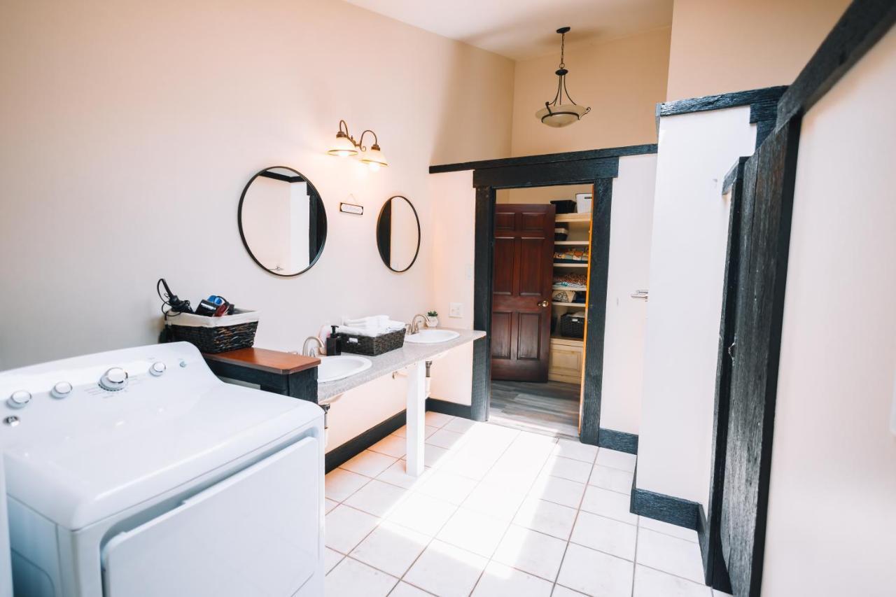 Downtown Escape Great For Large Families & Groups Villa Sugarcreek Exteriör bild