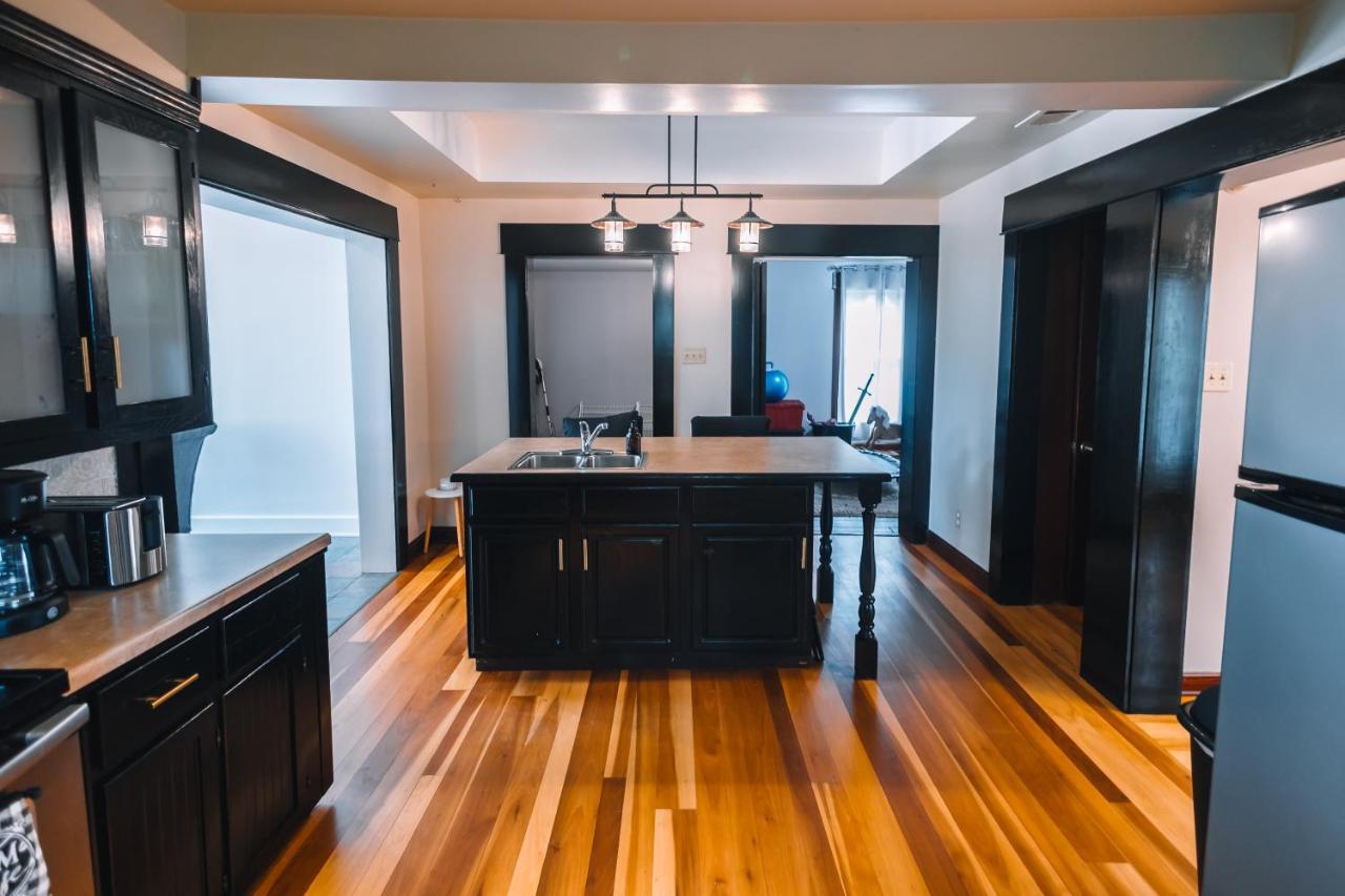 Downtown Escape Great For Large Families & Groups Villa Sugarcreek Exteriör bild