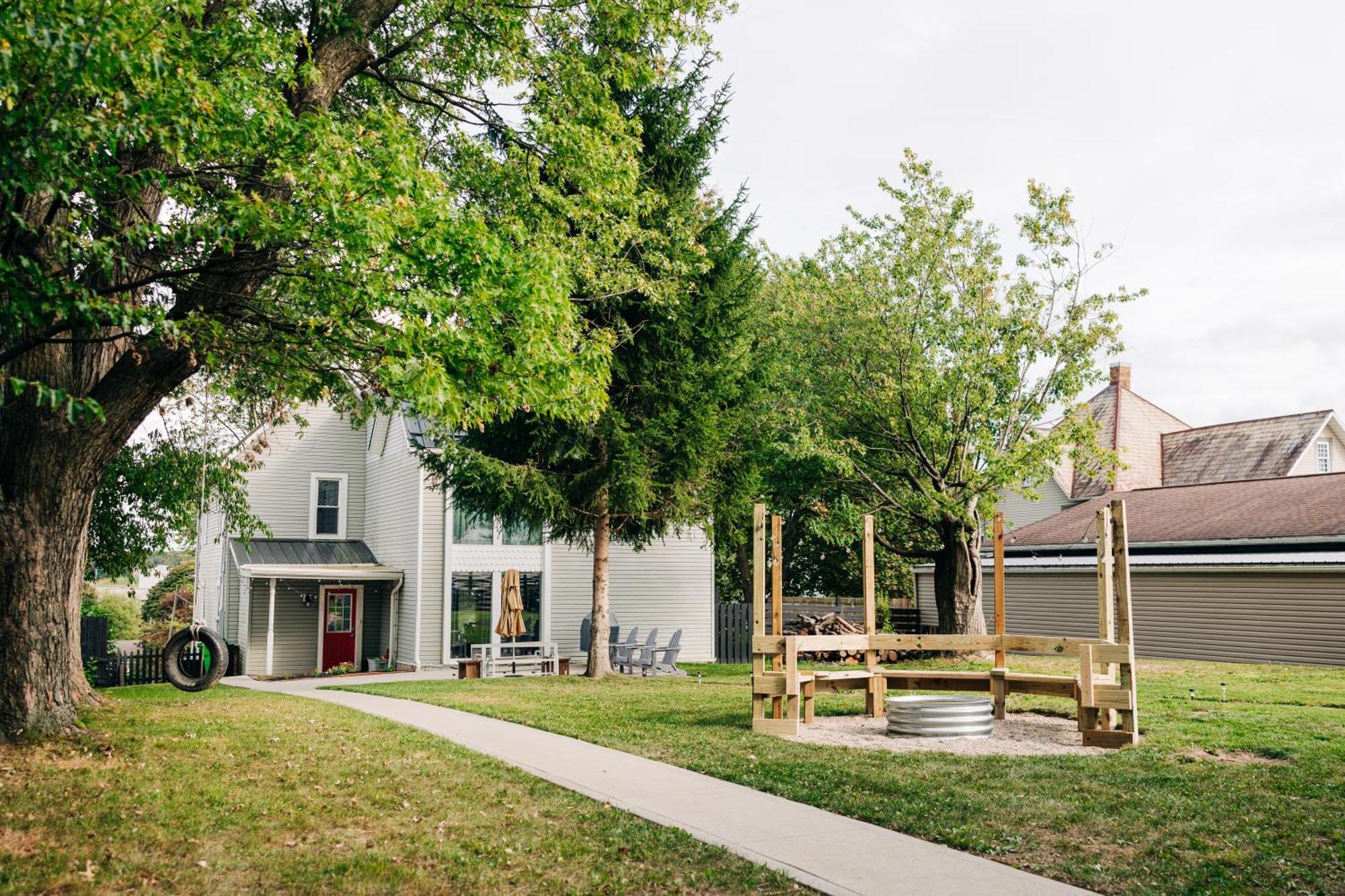 Downtown Escape Great For Large Families & Groups Villa Sugarcreek Exteriör bild